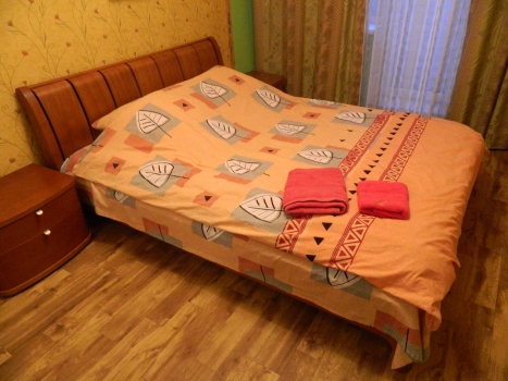 Широкая двуспальная кровать в квартире на сутки по ул. Коломенская