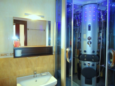 Ванная комната с душевой кабиной гидробоксом